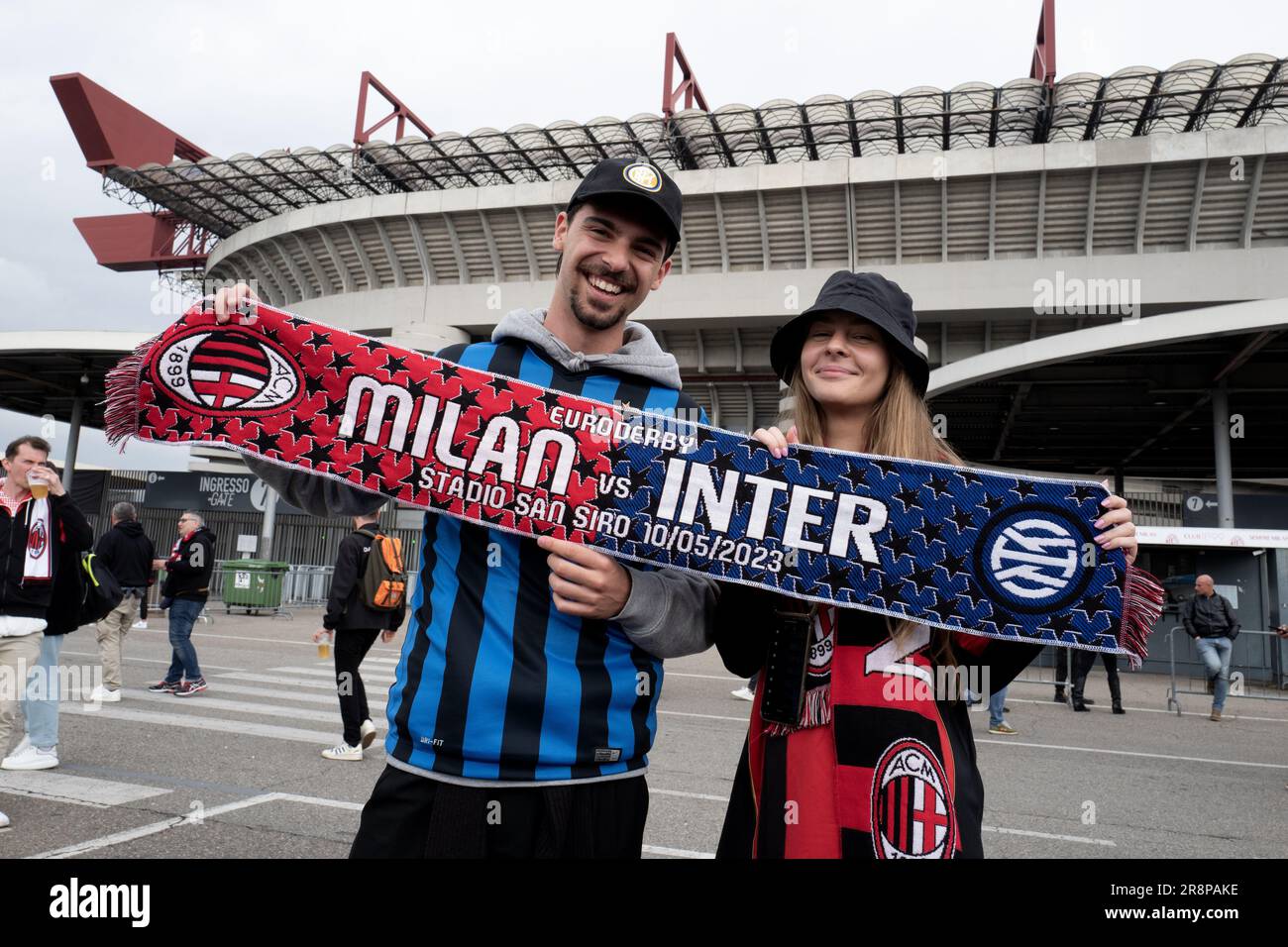 I tifosi dell'AC Milan e dell'Inter Milan si riuniscono fuori dallo stadio San Siro prima della semifinale della UEFA Champions League Foto Stock