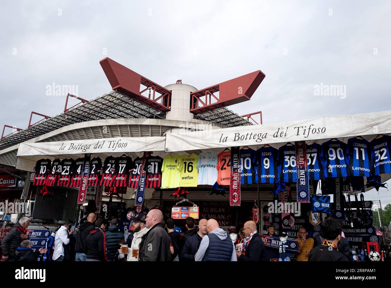 Il merchandising dell'AC Milan e dell'Inter Milan in vendita fuori dallo stadio San Siro prima della semifinale della UEFA Champions League Foto Stock