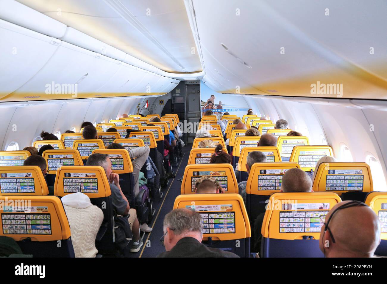 MILANO, ITALIA - 30 MAGGIO 2023: Abitacolo dell'aereo passeggeri Boeing 737-800 della compagnia aerea low cost Ryanair che opera dall'Italia. Foto Stock