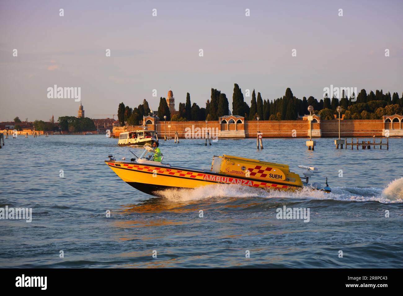 VENEZIA, ITALIA - 21 MAGGIO 2023: Ambulanza in barca che va veloce a Venezia, Italia. Venezia è un sito patrimonio dell'umanità dell'UNESCO. Foto Stock