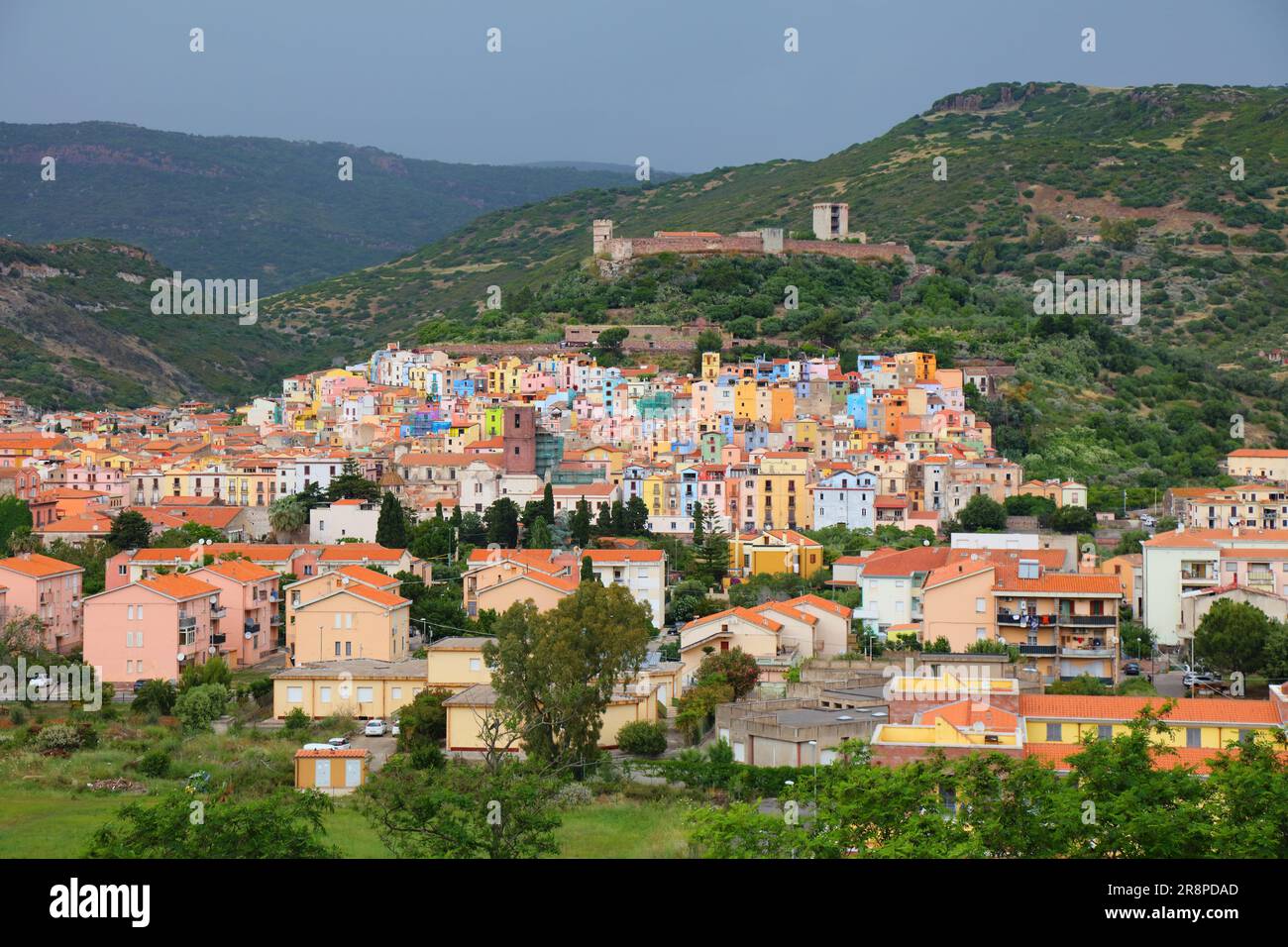 Bosa townscape - città italiana dell'isola della Sardegna (provincia di Oristano). Foto Stock