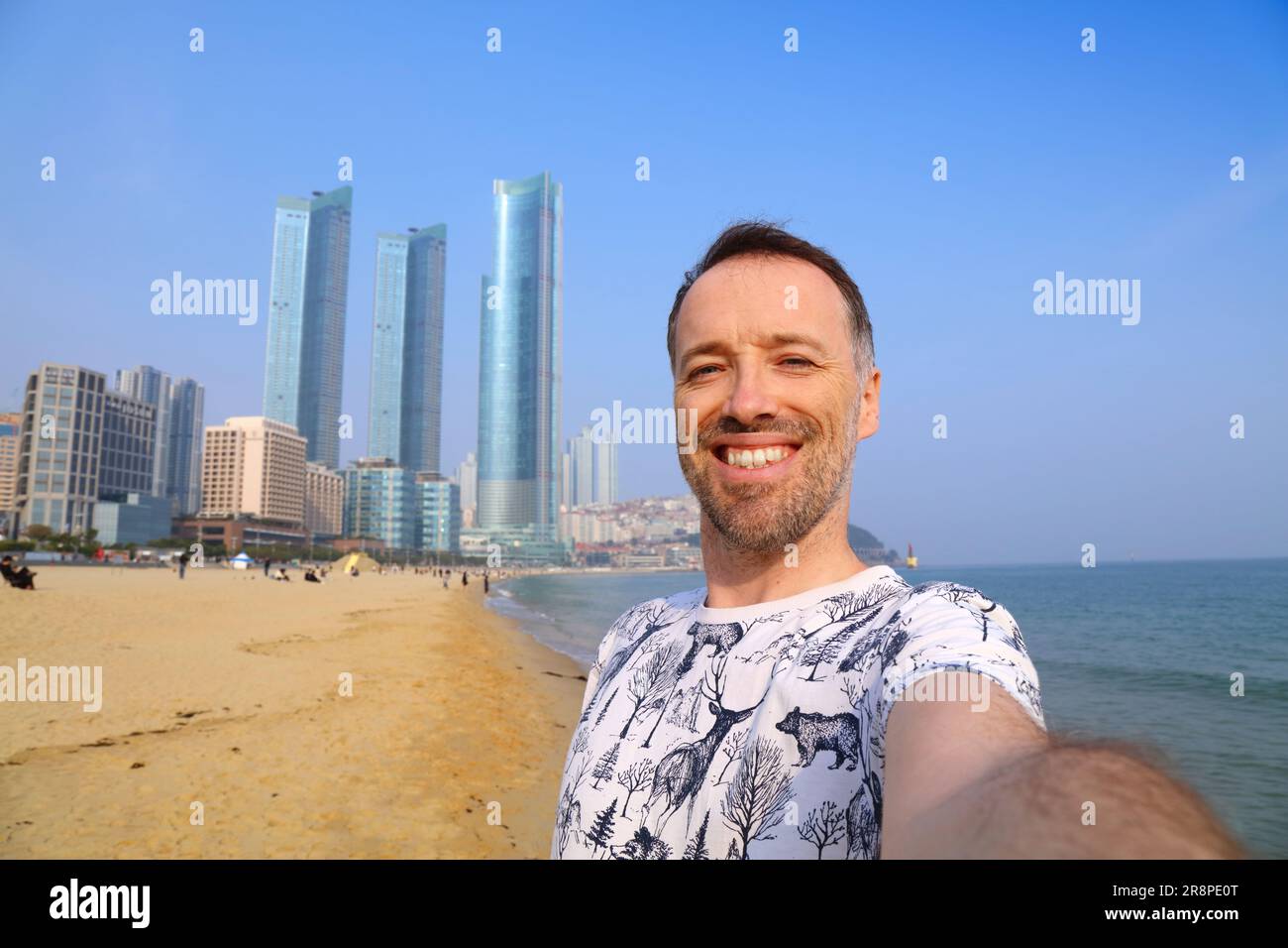 Selfie di turisti stranieri sulla spiaggia di Haeundae a Busan, Corea del Sud. Foto Stock