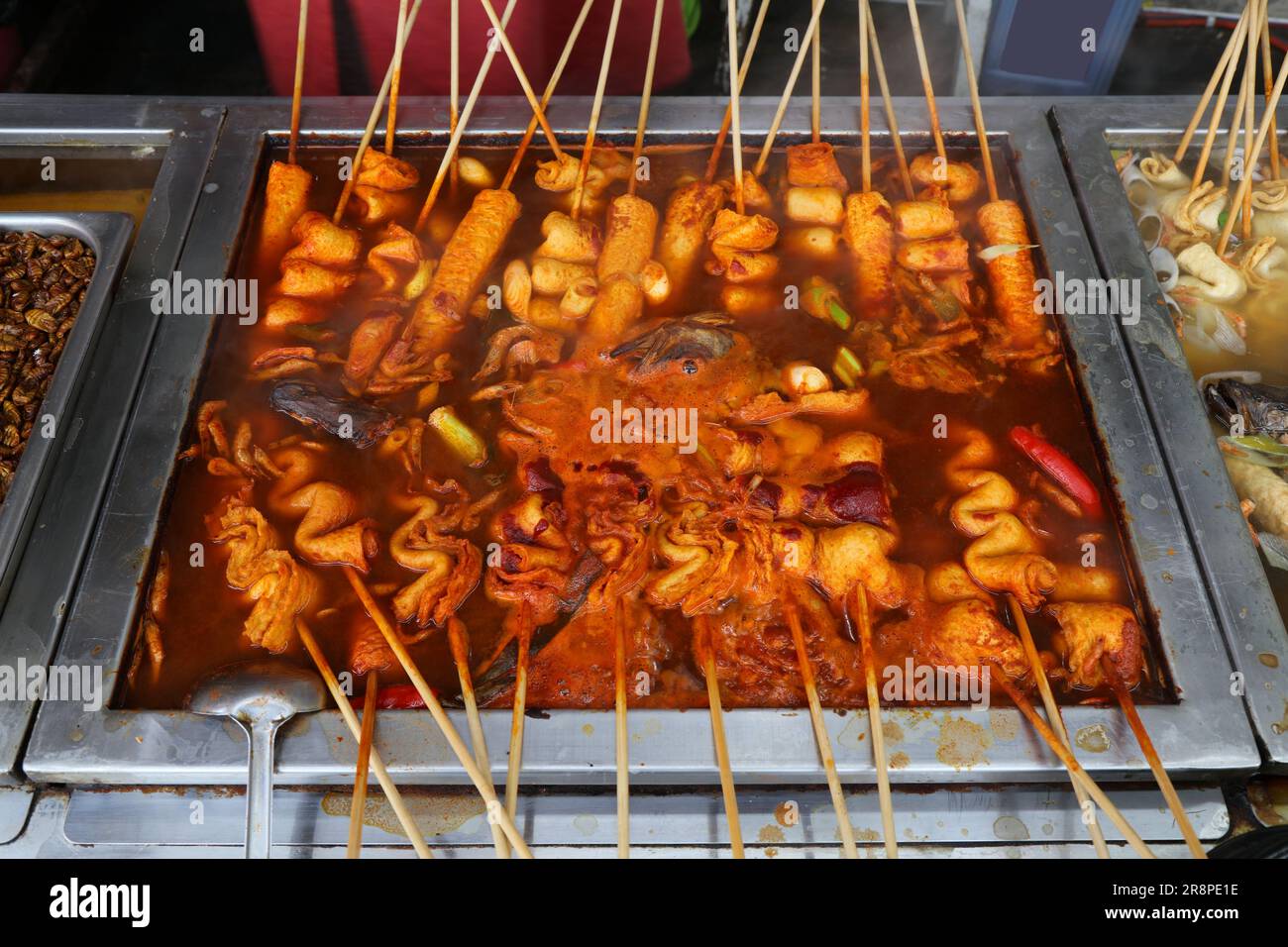 Torta di pesce oden, Street food a Busan, Corea del Sud. Cibo coreano. Foto Stock