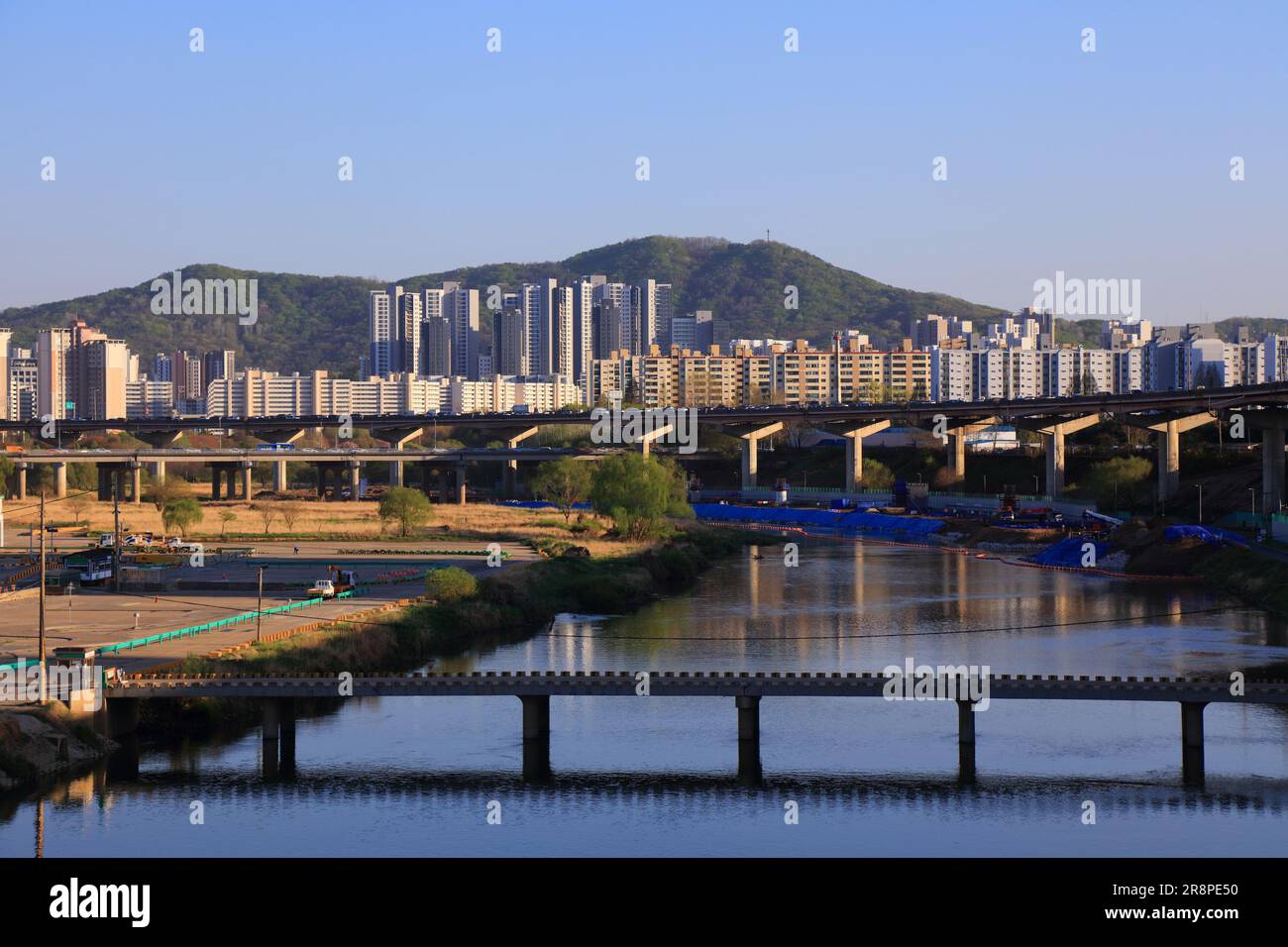 Vista sulla città di Seul in Corea del Sud. Paesaggio urbano dei quartieri residenziali di Suseo e Irwon (Suseo-dong e Irwon-dong) nel distretto di Gangnam. Foto Stock
