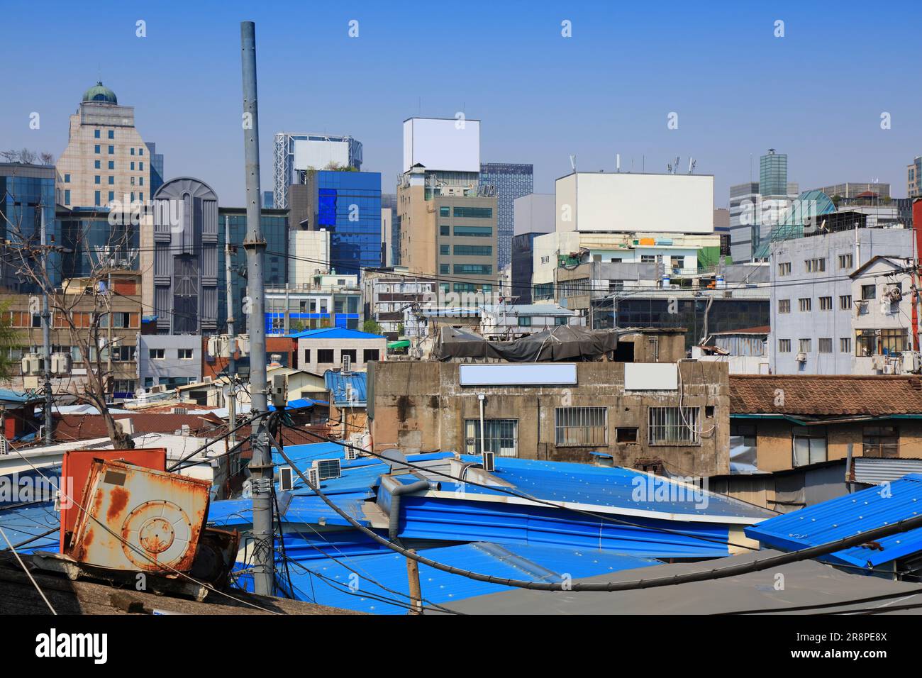 Vista dello skyline del quartiere di Jongno a Seoul, la città più grande della Corea del Sud. Foto Stock