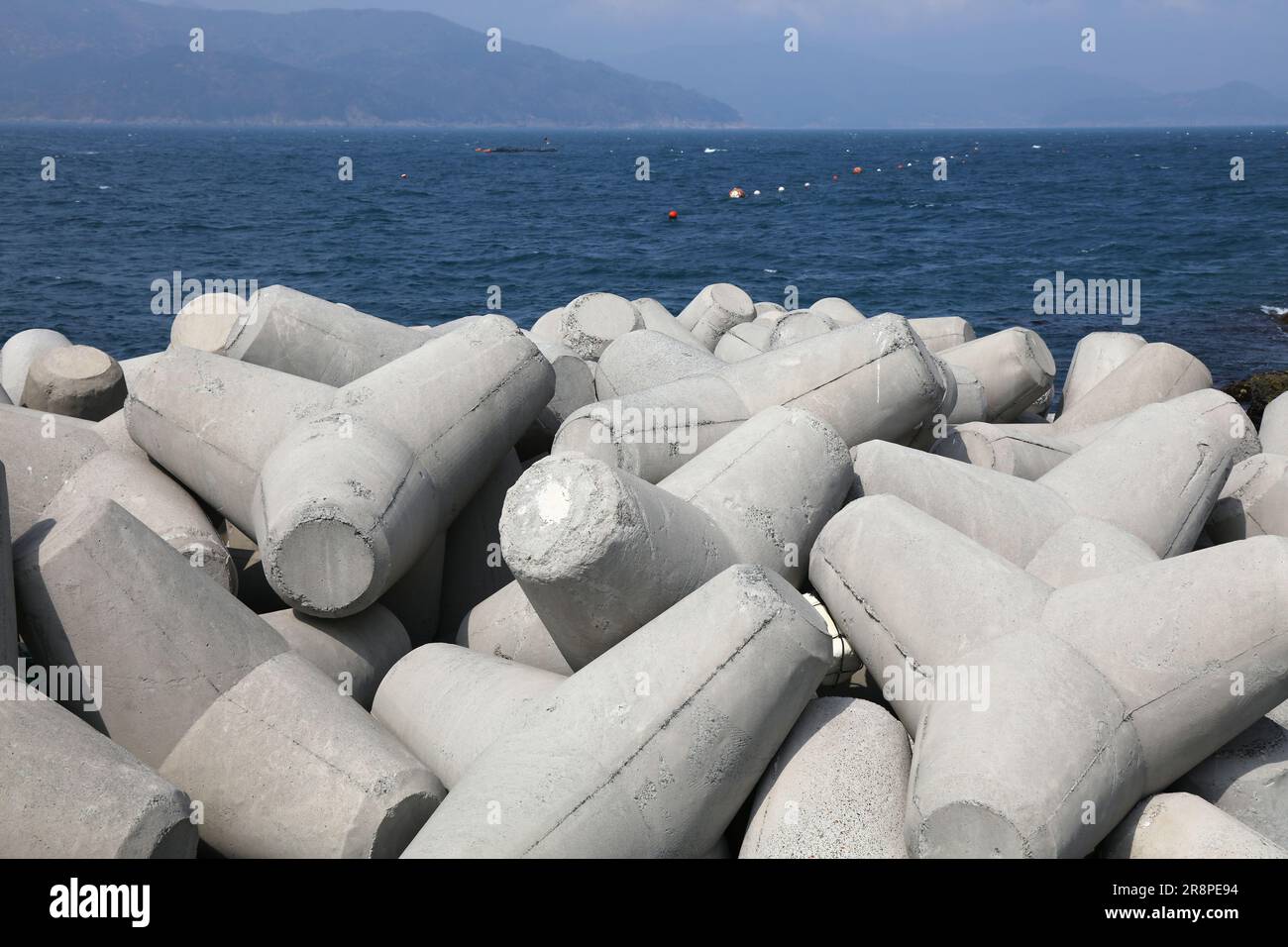 Isola di Geoje in Corea del Sud. Cemento tetrapod frantumazione - infrastrutture portuali. Foto Stock