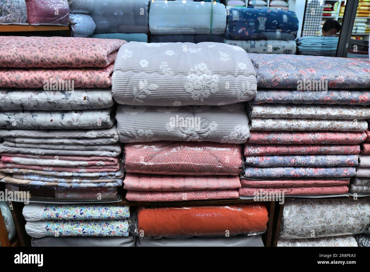 Negozio di piumini e coperte coreani per biancheria da letto al mercato di Gwangjang a Seoul, Corea del Sud. Foto Stock