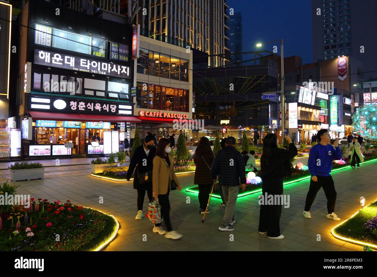 BUSAN, COREA DEL SUD - 29 MARZO 2023: La gente visita il quartiere serale di Haeundae a Busan, Corea del Sud. Foto Stock