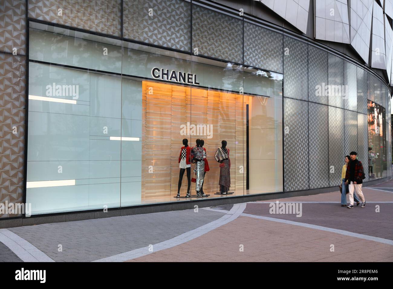 SEUL, COREA DEL SUD - 7 APRILE 2023: Mostra di persone a piedi davanti alla finestra nel negozio di alta moda Chanel a Seul, Corea del Sud. Foto Stock