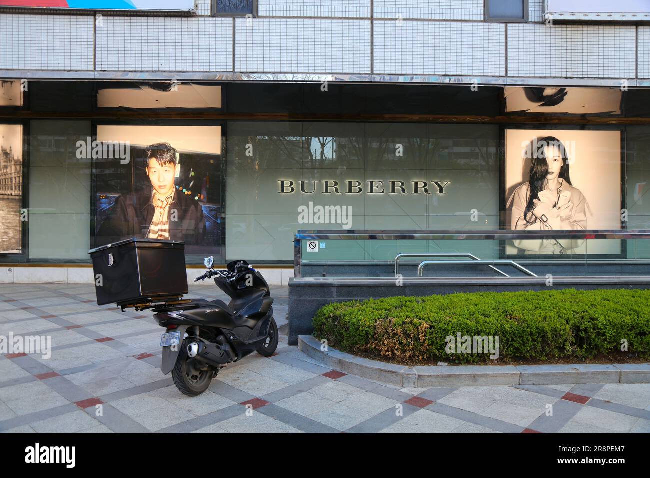 SEOUL, COREA DEL SUD - 7 APRILE 2023: Vetrina nel negozio di alta moda Burberry a Seoul, Corea del Sud. Foto Stock