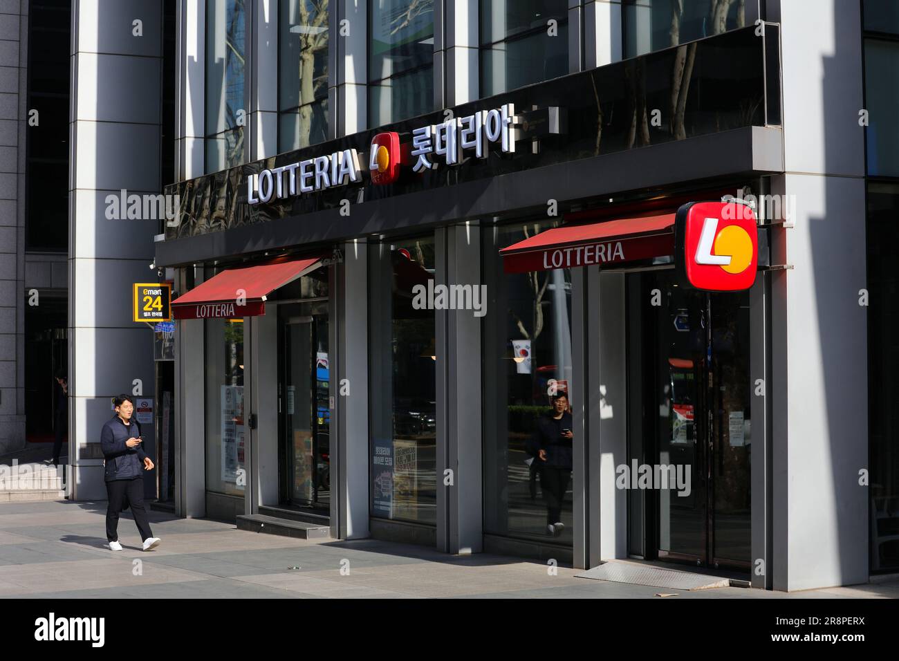 SEOUL, COREA DEL SUD - 7 APRILE 2023: Ristorante fast food Lotteria a Gangnam, Seoul. Lotteria è una catena di fast food di proprietà di lotte Corporation Conglome Foto Stock