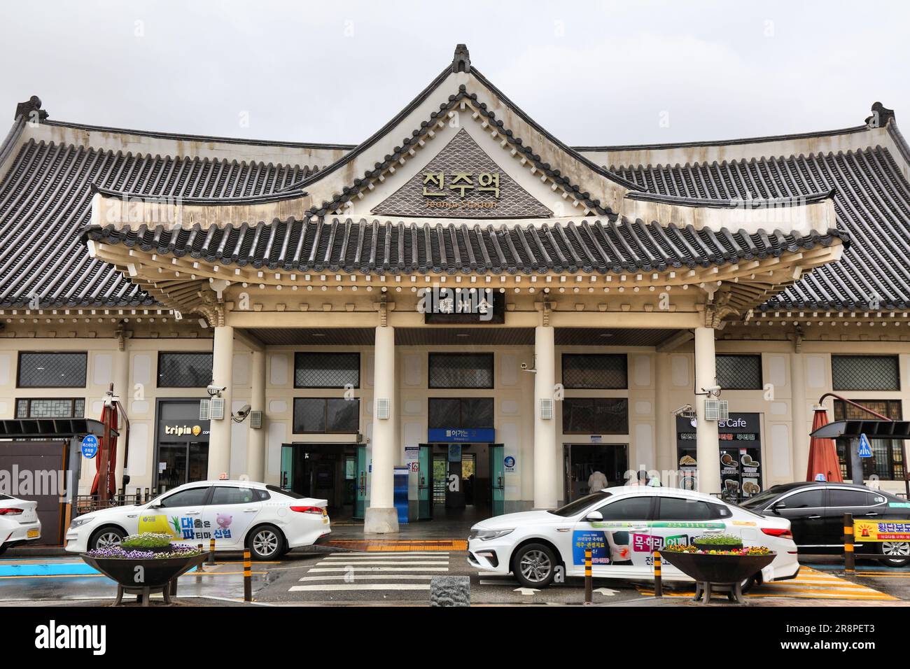 JEONJU, COREA DEL SUD - 5 APRILE 2023: I taxi fermano di fronte alla stazione di Jeonju in Corea del Sud. Jeonju è la capitale di Jeollabuk-do (North Jeolla Pro) Foto Stock