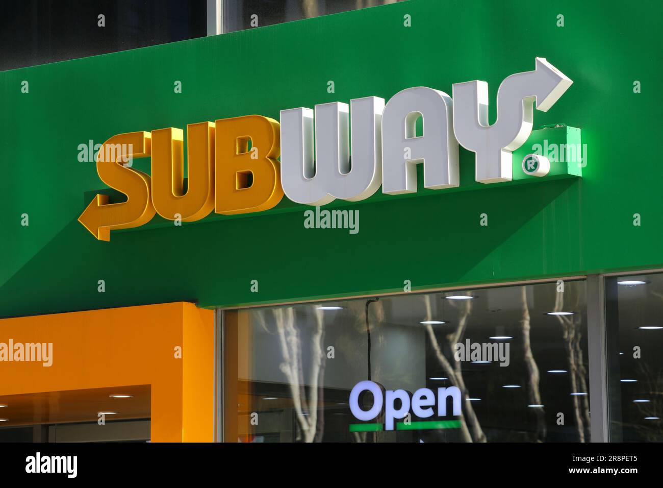 SEOUL, COREA DEL SUD - 7 APRILE 2023: Ristorante con sandwich fast food della metropolitana a Gangnam, Seoul. La metropolitana è una delle più grandi catene di fast food del mondo. Foto Stock