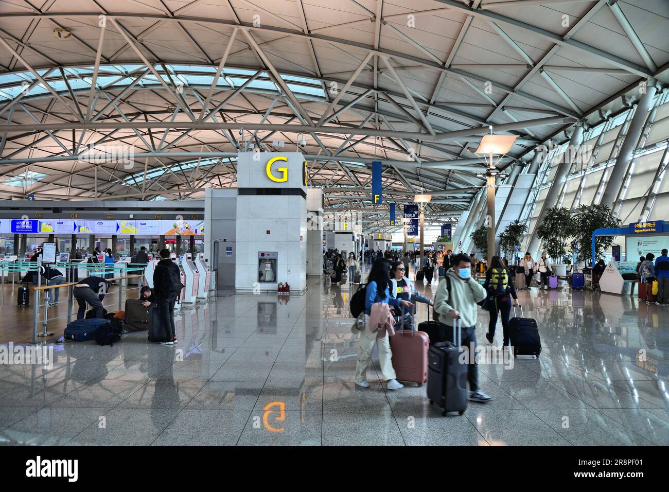 SEOUL, COREA DEL SUD - 10 APRILE 2023: I passeggeri si affrettano all'aeroporto Incheon di Seoul, il principale aeroporto della Corea del Sud. Foto Stock