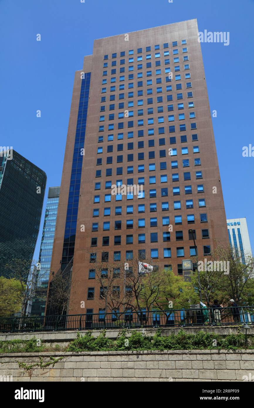 SEOUL, COREA DEL SUD - 9 APRILE 2023: Youngpoong Building a Seoul. Società con uffici nell'edificio: Sumitomo Mitsui Banking Corporation (SMBC), Foto Stock