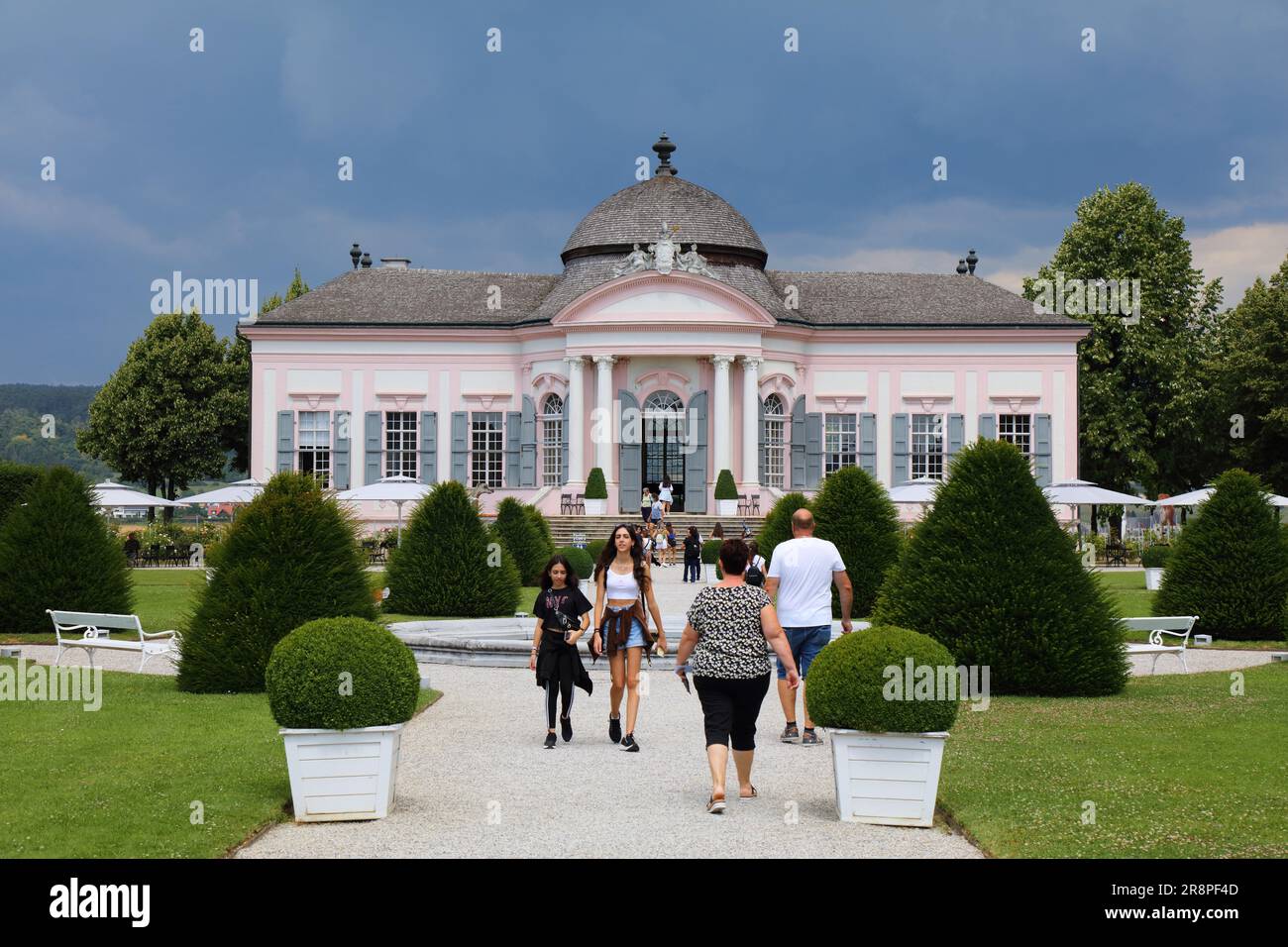 MELK, AUSTRIA - 1 AGOSTO 2022: I turisti visitano il padiglione con giardino barocco di Stift Melk (Abbazia di Melk) nella regione austriaca di Wachau. L'abbazia benedettina i Foto Stock
