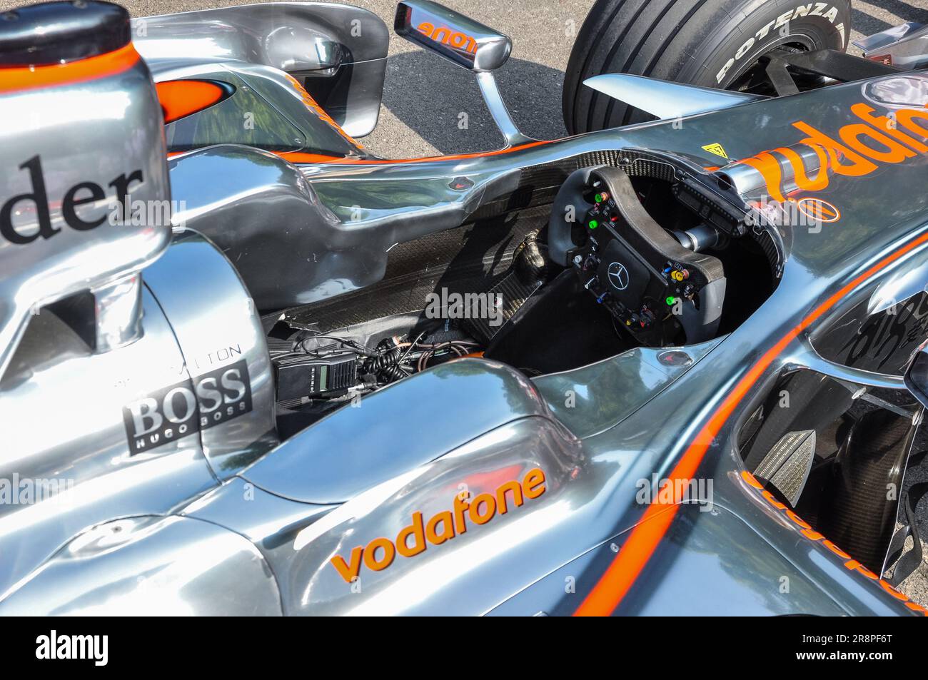 McLaren MP4-23 Formula 1 Gran Premio auto da corsa al Goodwood Festival of Speed 2013. Vista dall'alto verso il cockpit Foto Stock