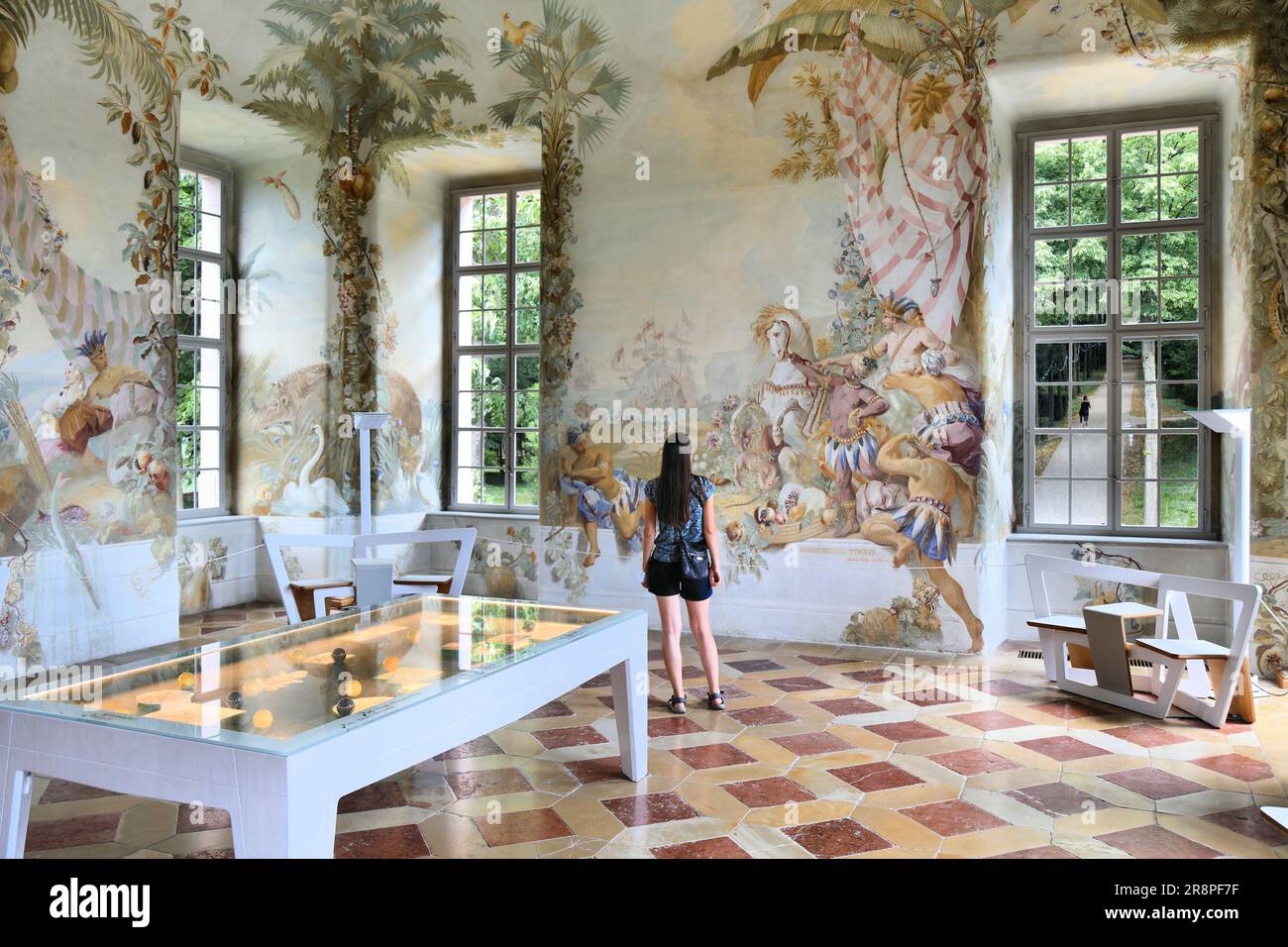 MELK, AUSTRIA - 1 AGOSTO 2022: Visite turistiche al padiglione giardino barocco di Stift Melk (Abbazia di Melk) nella regione austriaca di Wachau. L'abbazia benedettina i Foto Stock