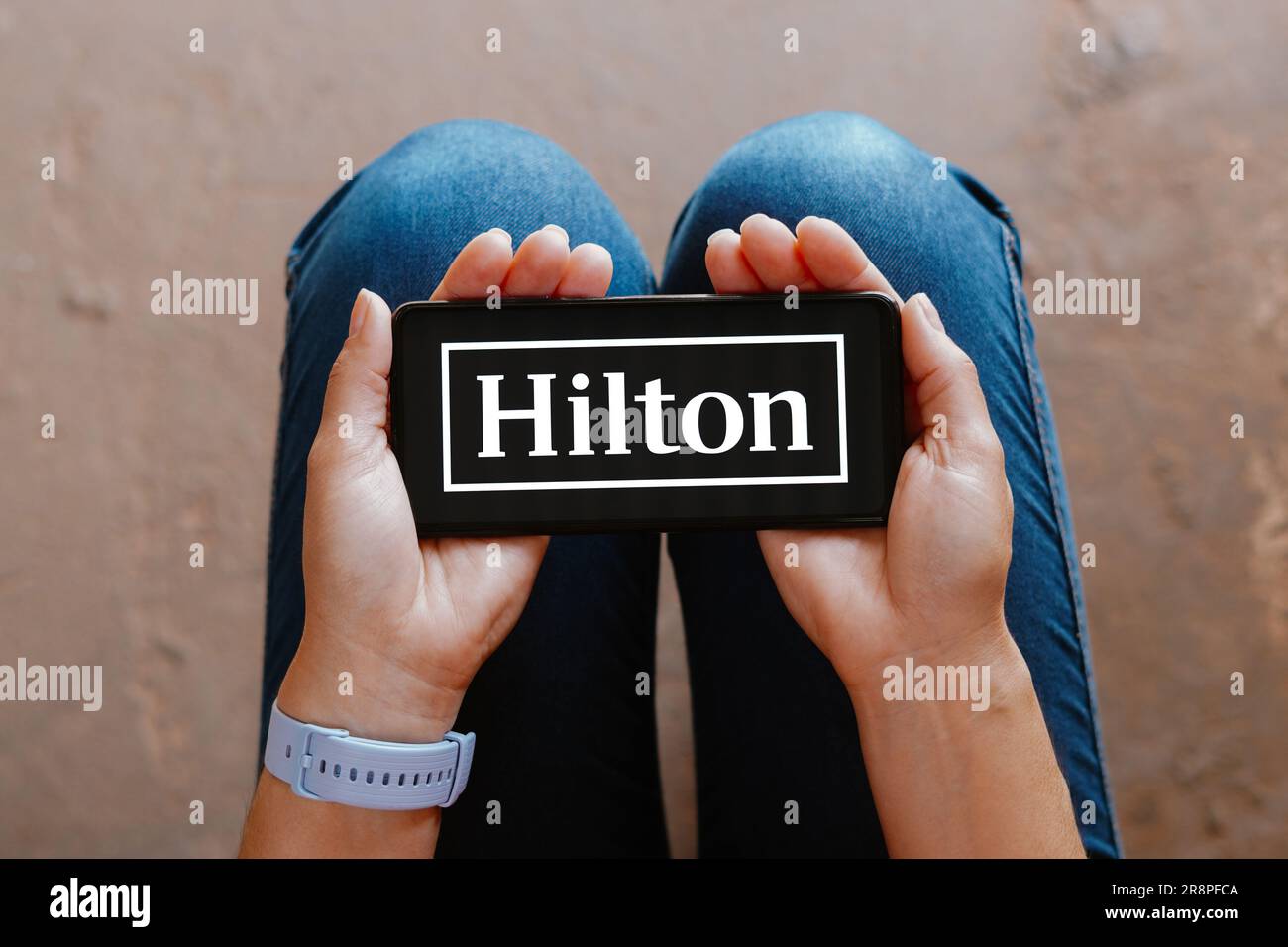 In questa illustrazione, il logo Hilton Worldwide viene visualizzato sullo schermo di uno smartphone. Foto Stock