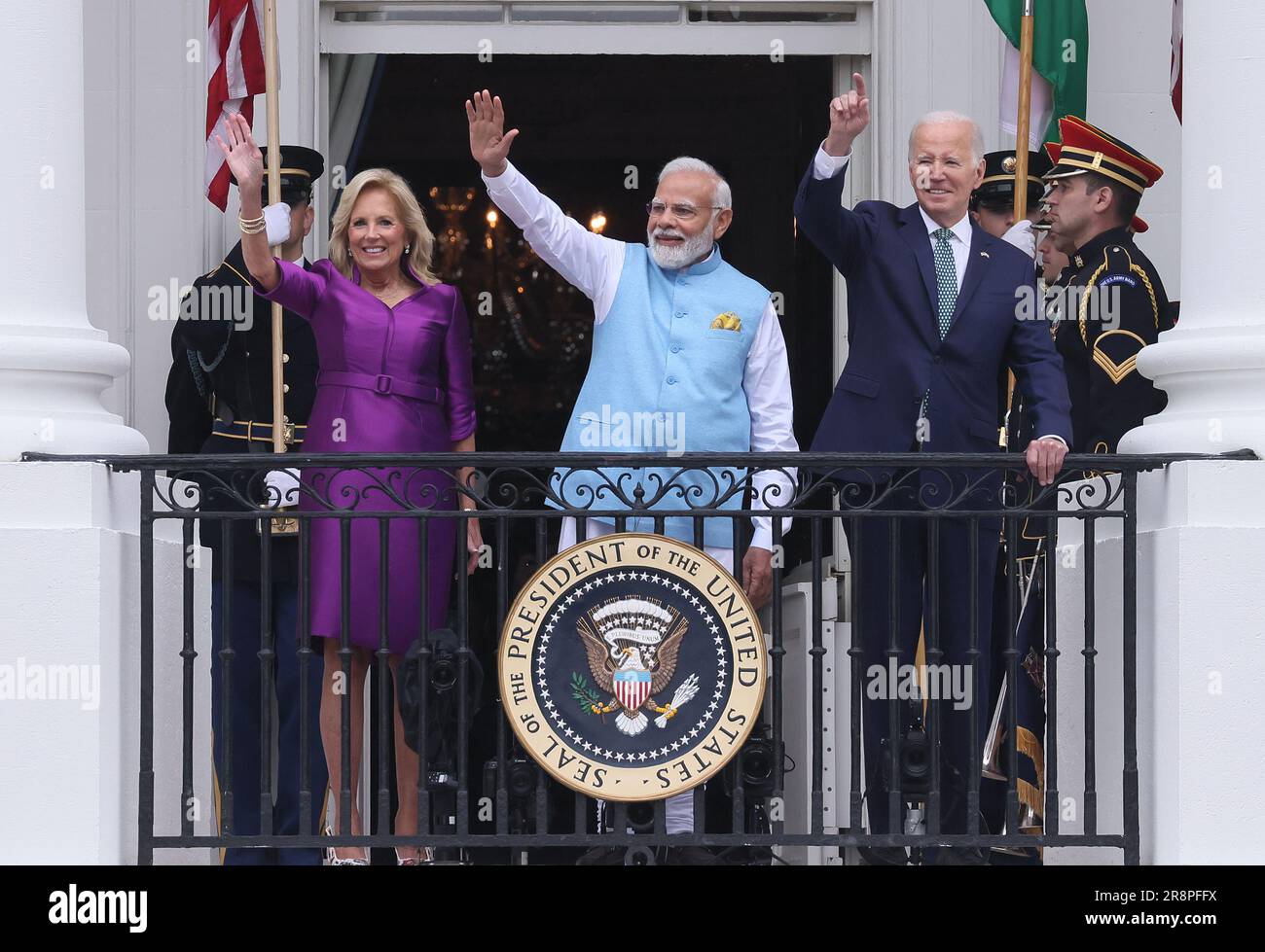 Washington, Stati Uniti. 22nd giugno, 2023. Il primo Ministro Narendra modi dell'India (C) si è lanciato dal Portico del Sud con il Presidente Joe Biden e la First Lady Jill Biden durante una visita ufficiale di Stato alla Casa Bianca di Washington DC giovedì 22 giugno 2023. Modi è in viaggio di tre giorni negli Stati Uniti Photo by Jemal Countess/UPI Credit: UPI/Alamy Live News Foto Stock