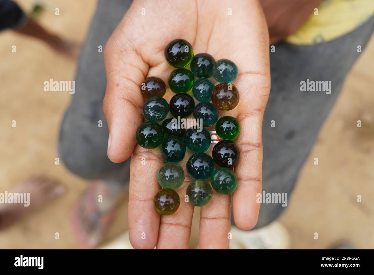 Molte biglie in mano Foto Stock