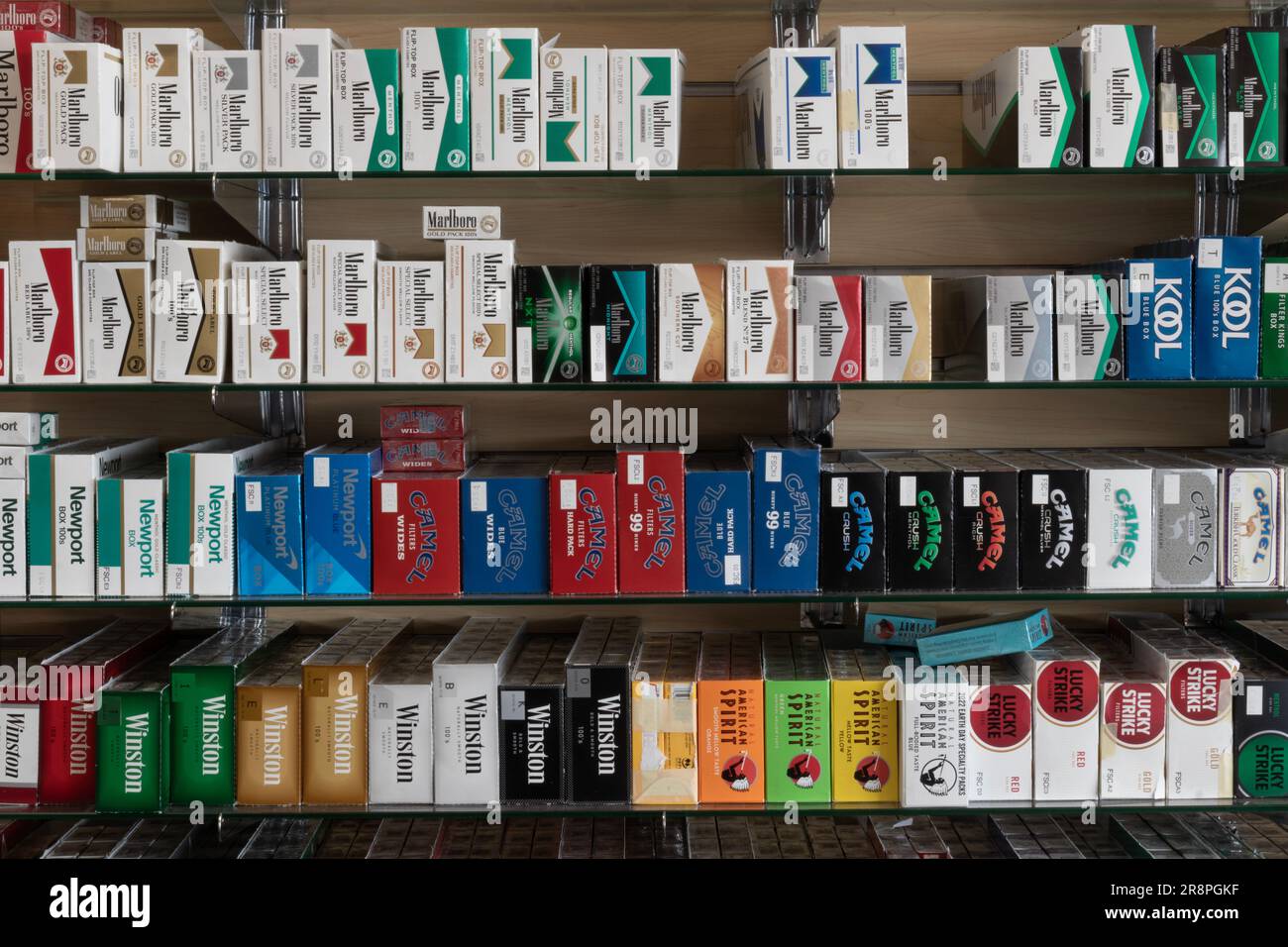 Lafayette - 21 giugno 2023: Mostra di sigarette in un negozio di fumo. La FDA sta sviluppando degli standard per proibire gli aromi come caratteristica delle sigarette. Foto Stock