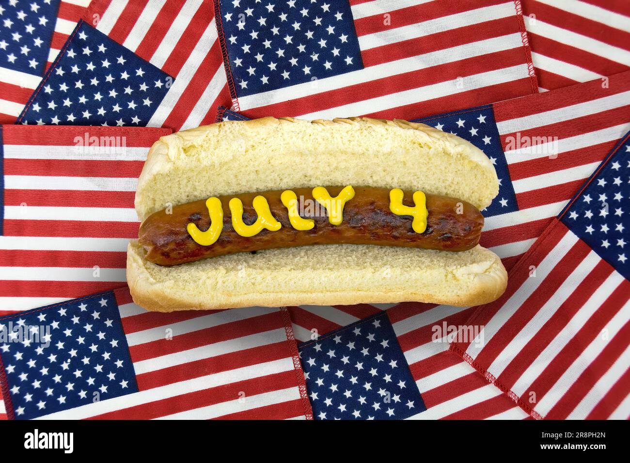 Il 4 luglio hot dog con senape sulle bandiere americane Foto Stock