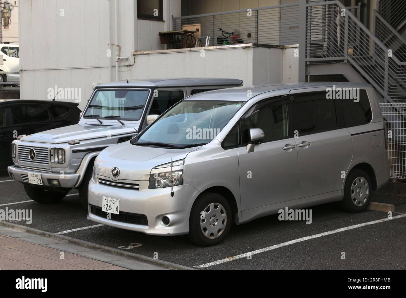 TOKYO, GIAPPONE - 30 NOVEMBRE 2016: Auto Kei e SUV Mercedes-Benz parcheggiati a Tokyo, Giappone. Ci sono circa 68,9 milioni di auto immatricolate in Giappone. Foto Stock