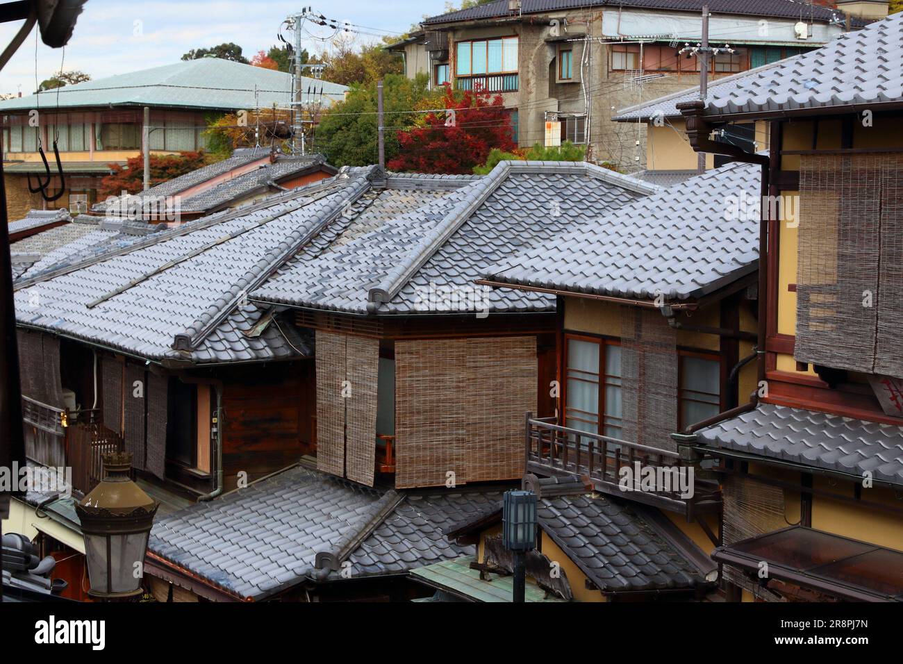 Città di Kyoto, Giappone. Kyoto città vecchia Higashiyama paesaggio urbano. Tetti in tegole grigie. Foto Stock