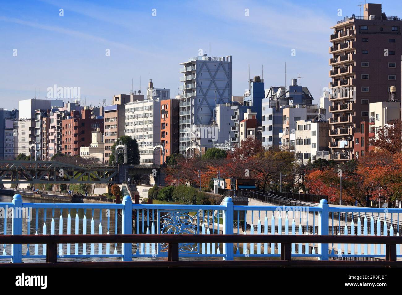 Quartiere Hanakawado a Taito Ward della città di Tokyo, Giappone. Lungomare del fiume Sumida. Foto Stock