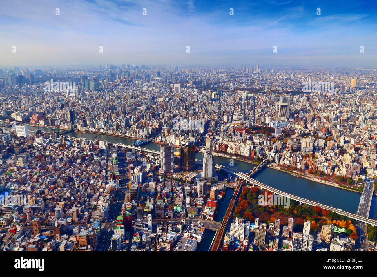 Vista aerea della città di Tokyo. Fiume Sumida. Quartieri di Higashikomagata e Azumabashi. Dall'altra parte del fiume: Taito Ward. Foto Stock