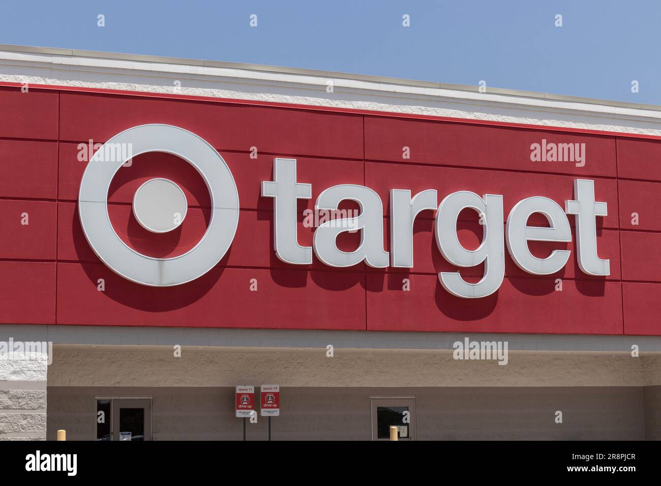 Lafayette - 21 giugno 2023: Grandi magazzini target. Target è una catena di  vendita al dettaglio che offre articoli per la casa, abbigliamento ed  elettronica Foto stock - Alamy