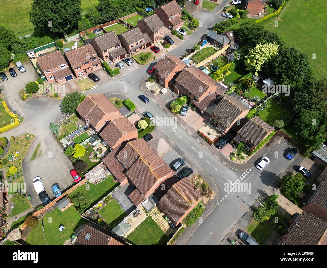 Vista aerea delle case moderne in un vicolo cieco circondato dal parco di Hereford nel Regno Unito nel giugno 2023 Foto Stock