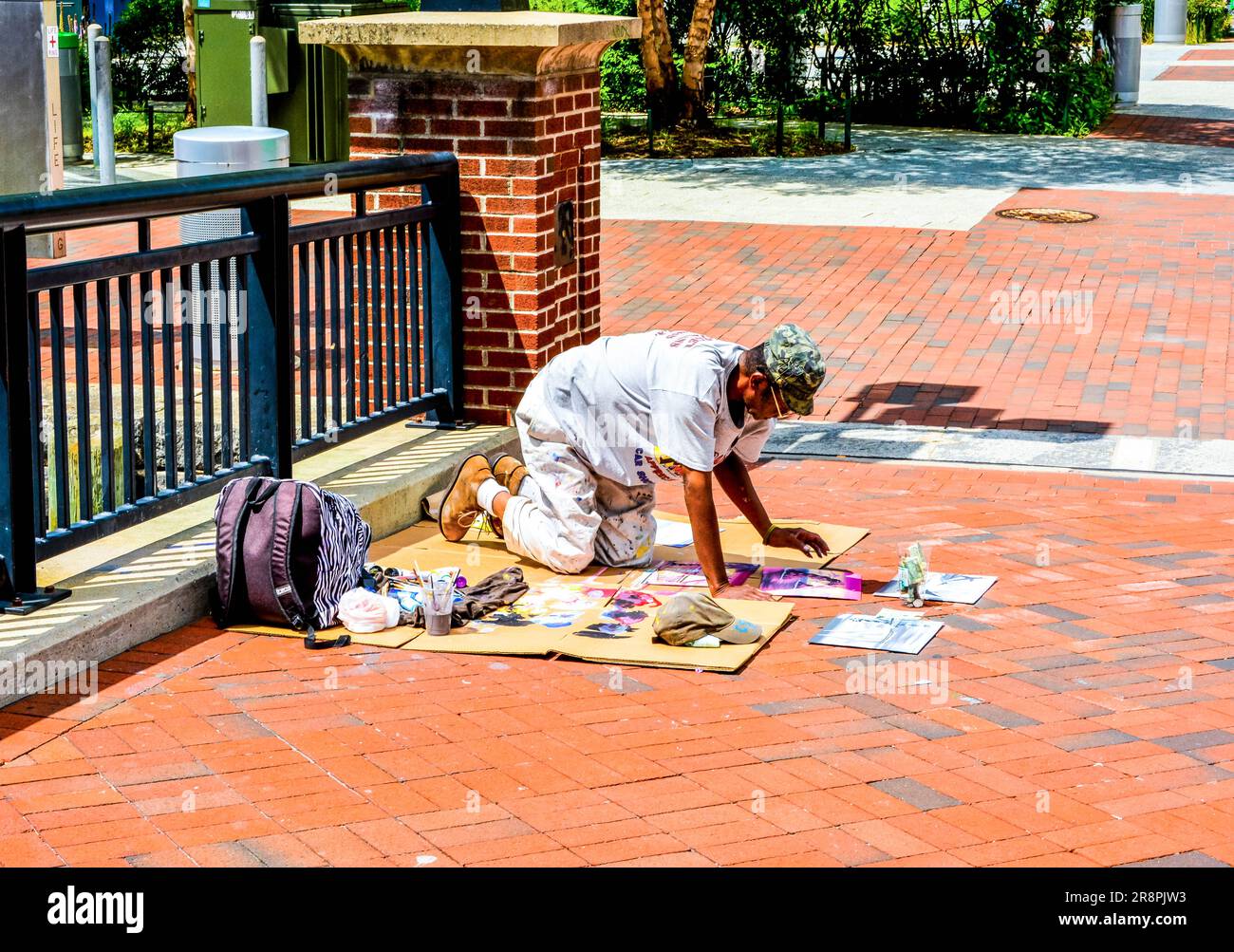 Artista di strada nel porto interno di Baltimora, Maryland. Foto Stock