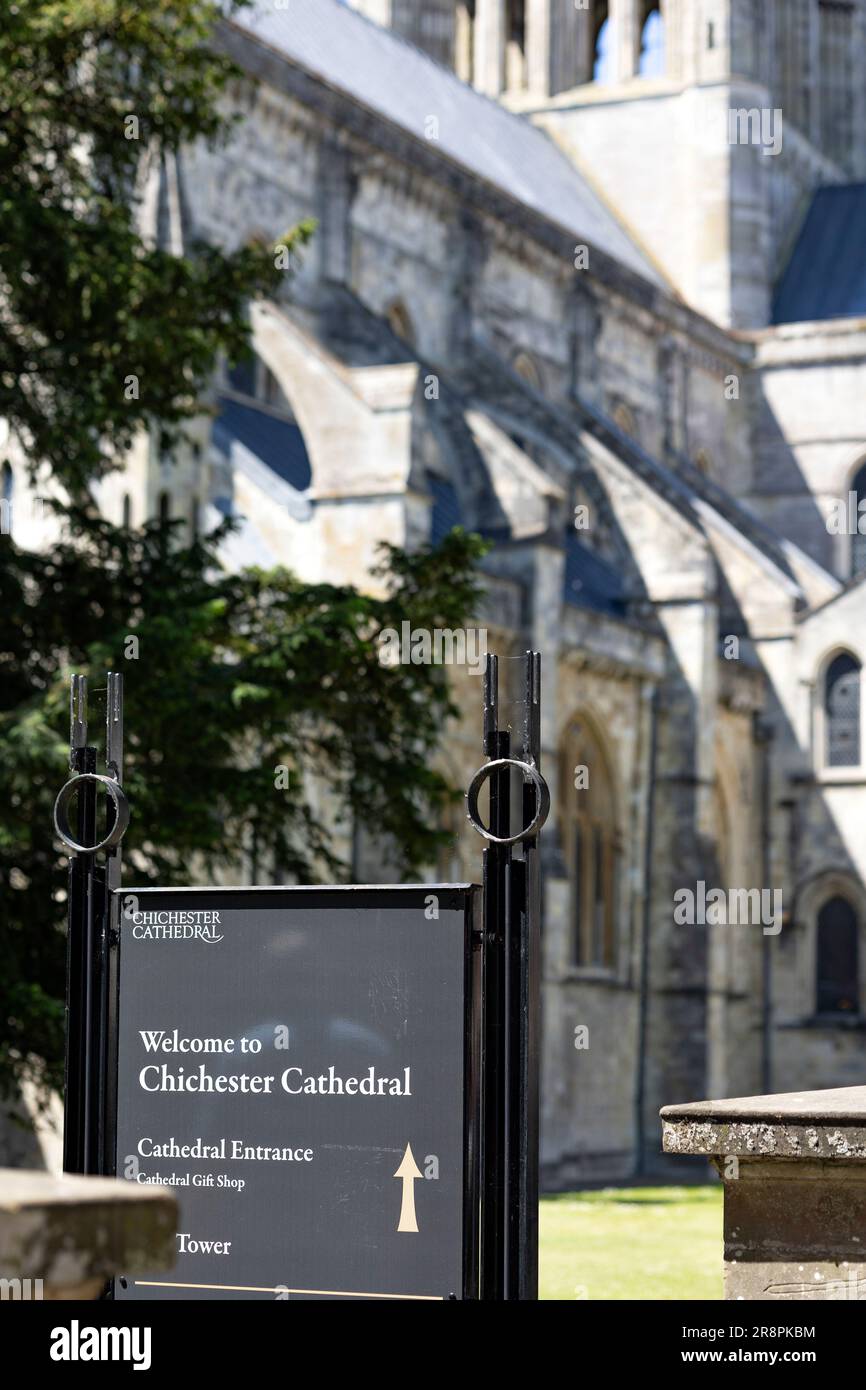 Cartello informativo per Chichester Cathedral Chichester West Sussex England Foto Stock