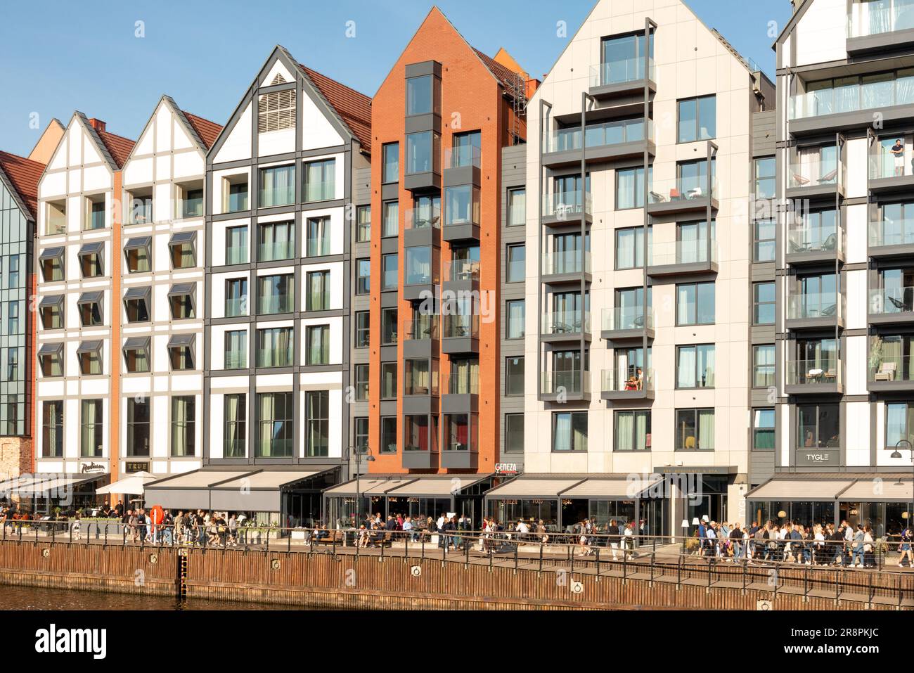 DEO Plaza edifici residenziali e persone a New Motlava o Nova Motlawa River nella città vecchia di Danzica, Polonia Foto Stock