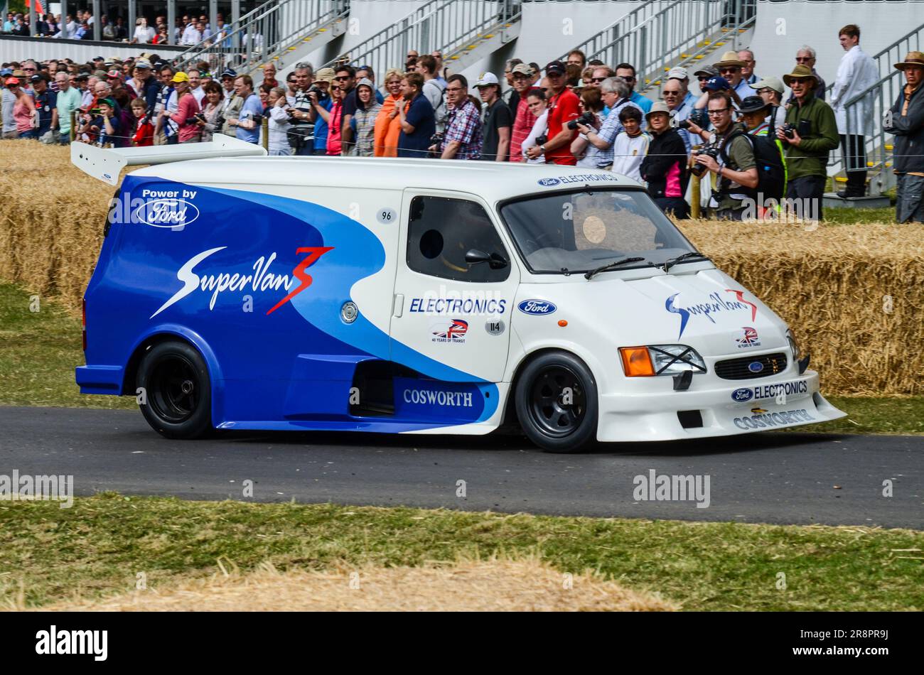 Ford Supervan 3 che corre su per la salita al Goodwood Festival of Speed 2013. Costruito nel 1994 per promuovere il nuovo marchio 3 Transit Facelift. Cosworth Foto Stock