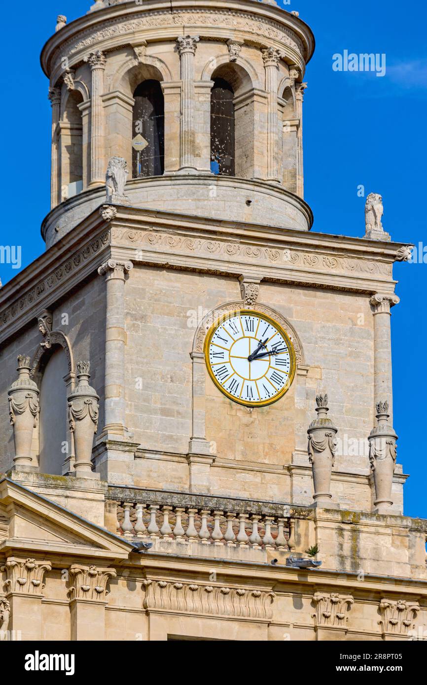 Arles, Francia - 29 gennaio 2016: Orologio pubblico in cima all'edificio del municipio, soleggiato giorno invernale. Foto Stock
