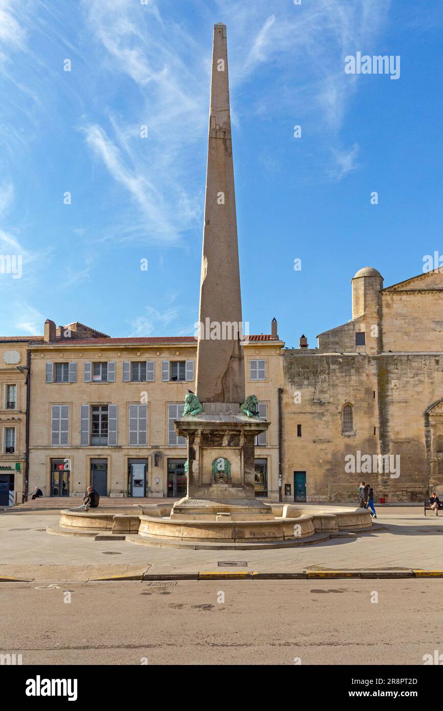 Arles, Francia - 29 gennaio 2016: Monumento storico dell'obelisco romano in Piazza della Repubblica al soleggiato giorno d'inverno. Foto Stock