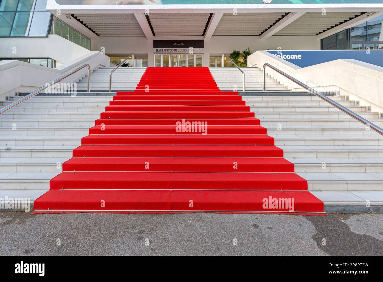 Cannes, Francia - 1 febbraio 2016: Red Carpet vuoto al famoso Festival Hall Louis Lumiere a Cannes, Francia. Foto Stock