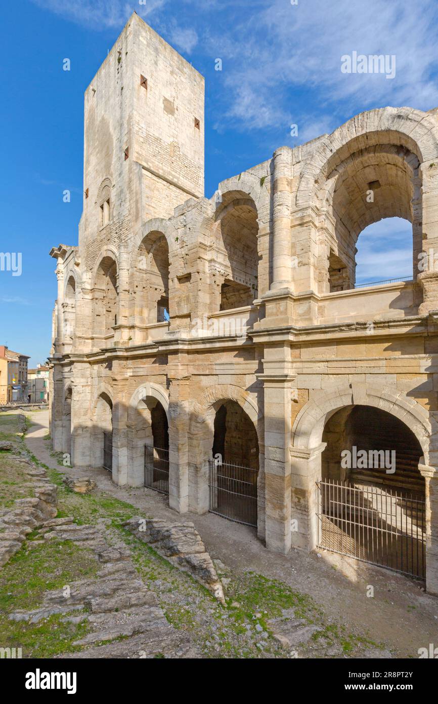Arles, Francia - 29 gennaio 2016: Antico edificio dell'anfiteatro romano. Monumento storico esterno al soleggiato giorno d'inverno. Foto Stock