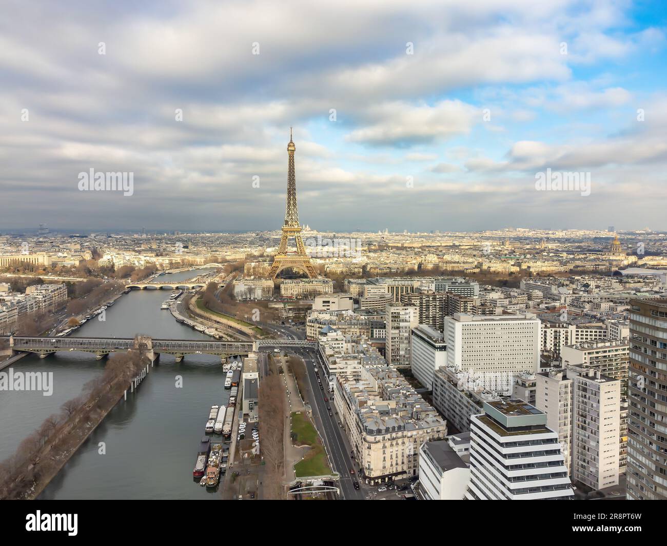 Vista aerea con droni della Torre Eiffel. Torre a reticolo in ferro battuto sul Champ de Mars e sulla Senna a Parigi, in Francia. Foto Stock Vista aerea con droni della Torre Eiffel. Torre a reticolo in ferro battuto sul Champ de Mars e sulla Senna a Parigi, in Francia. Foto Stock