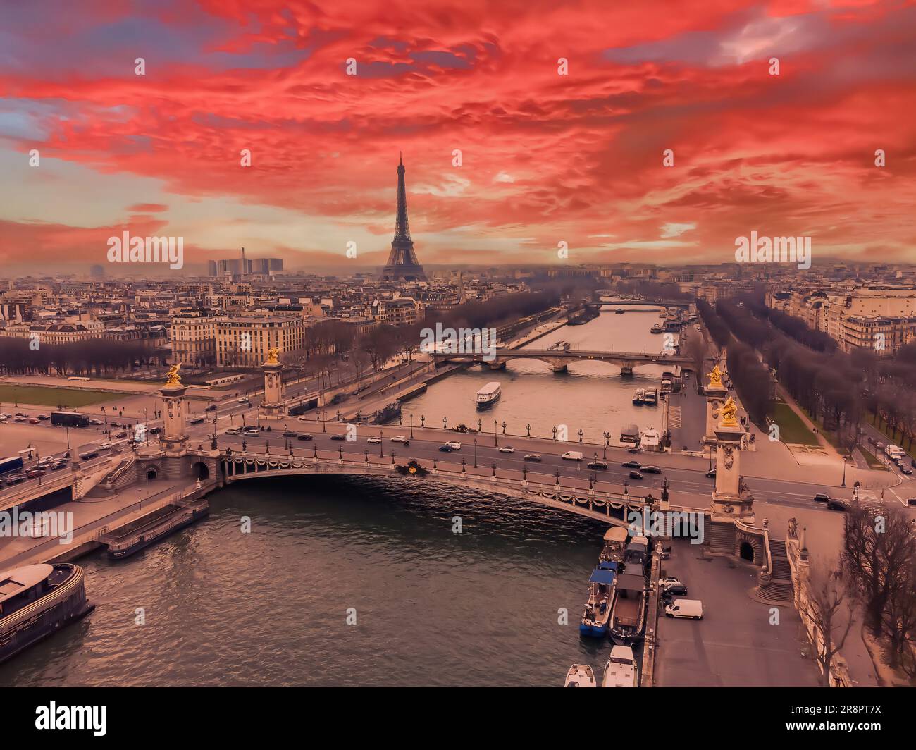 Paesaggio urbano con drone aereo di Parigi, con la Torre Eiffel sulla Senna e il Pont Alexandre III allo splendido tramonto Foto Stock Paesaggio urbano con drone aereo di Parigi, con la Torre Eiffel sulla Senna e il Pont Alexandre III allo splendido tramonto Foto Stock
