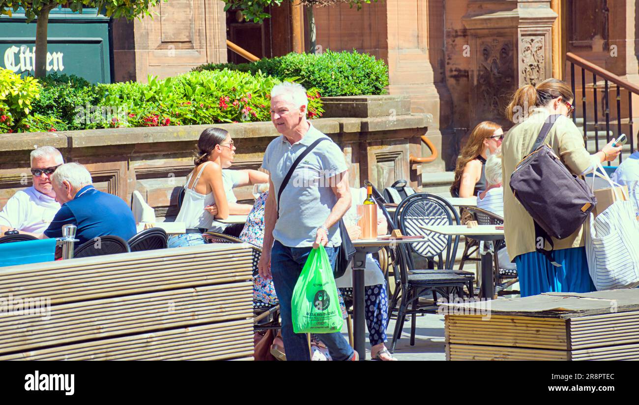 Glasgow, Scozia, Regno Unito 11 giugno 2023. Tempo nel Regno Unito: Tavoli soleggiati vicino a george Square in st Vincent Place Sunnyd ha visto turisti e gente del posto sulle strade. Credit Gerard Ferry/Alamy Live News Foto Stock