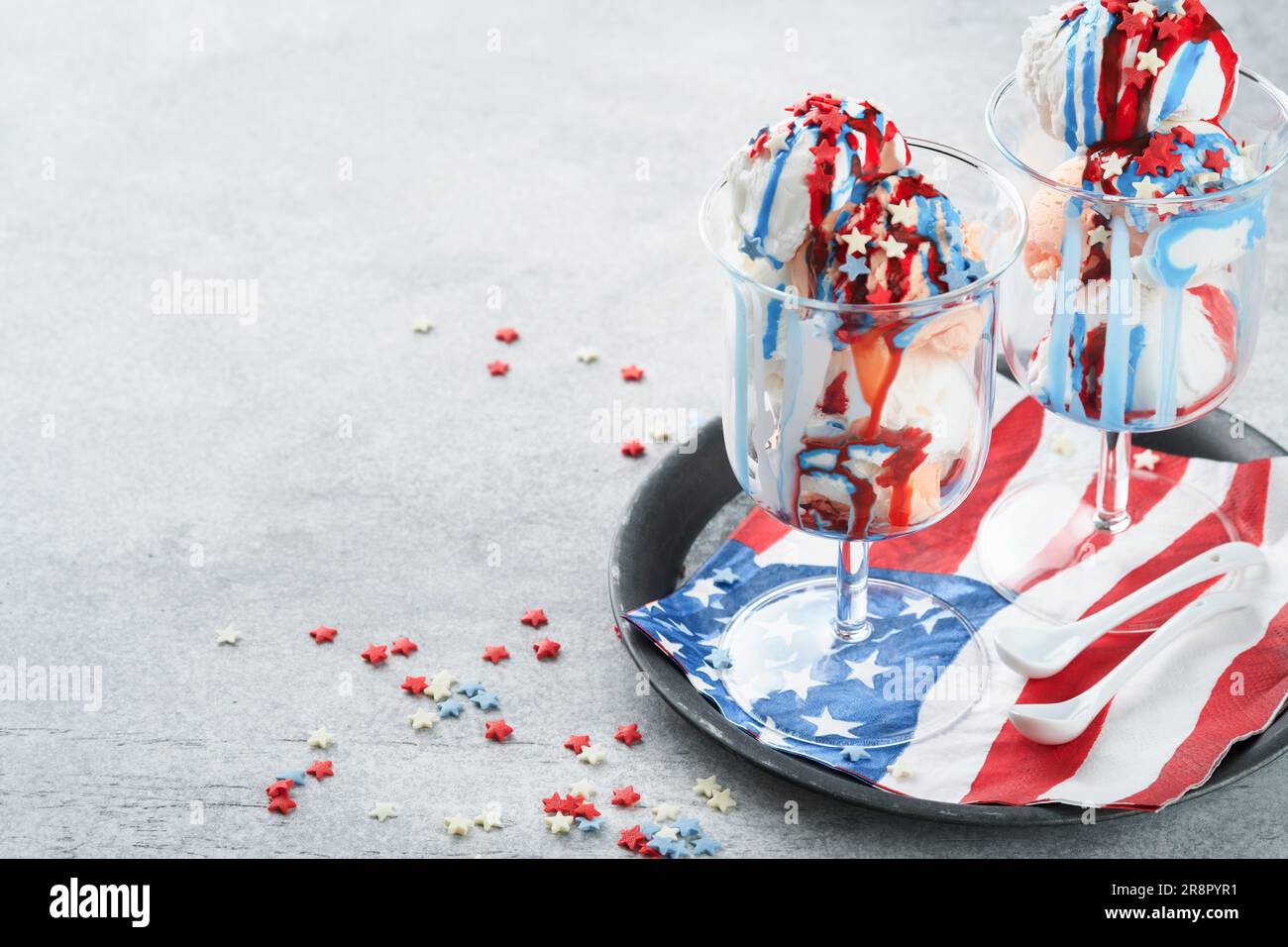 4th luglio, cibo o bevande dell'American Independence Day. Frullato con fragola e gelato alla vaniglia, colori bianco, blu, rosso e stelle caramelle. ID Foto Stock