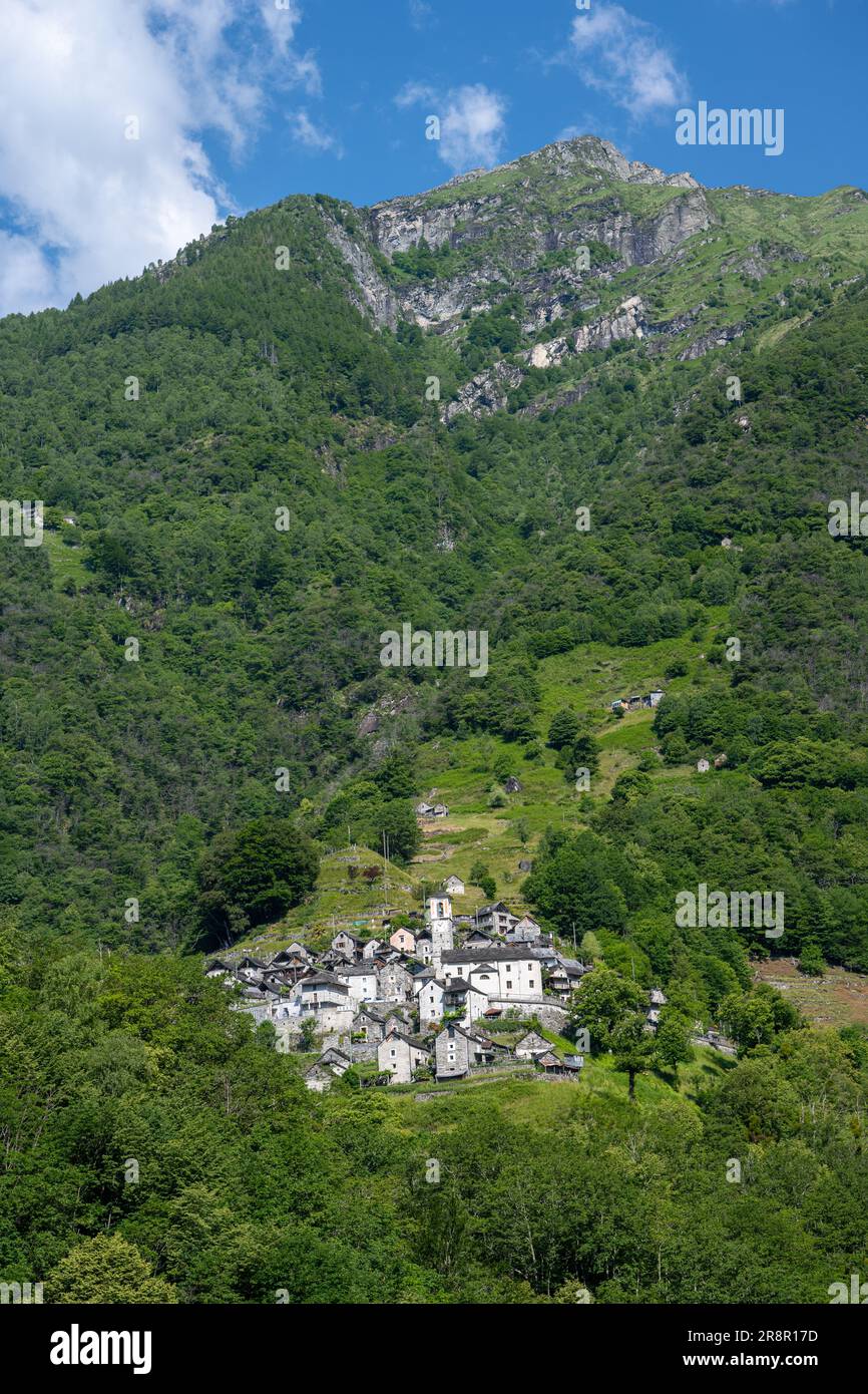 Corippo, un tipico villaggio ticinese, in val Verzasca, Canton Ticino, Svizzera, Europa Foto Stock