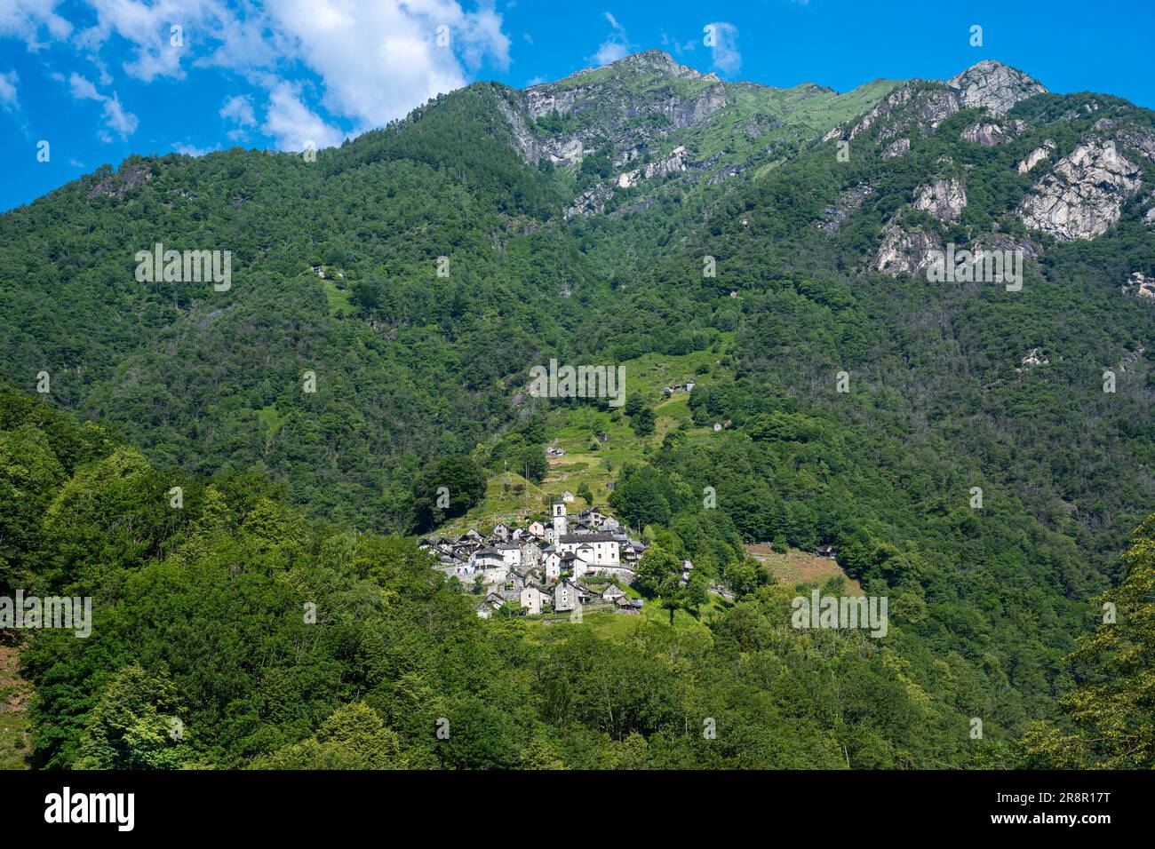 Corippo, un tipico villaggio ticinese, in val Verzasca, Canton Ticino, Svizzera, Europa Foto Stock