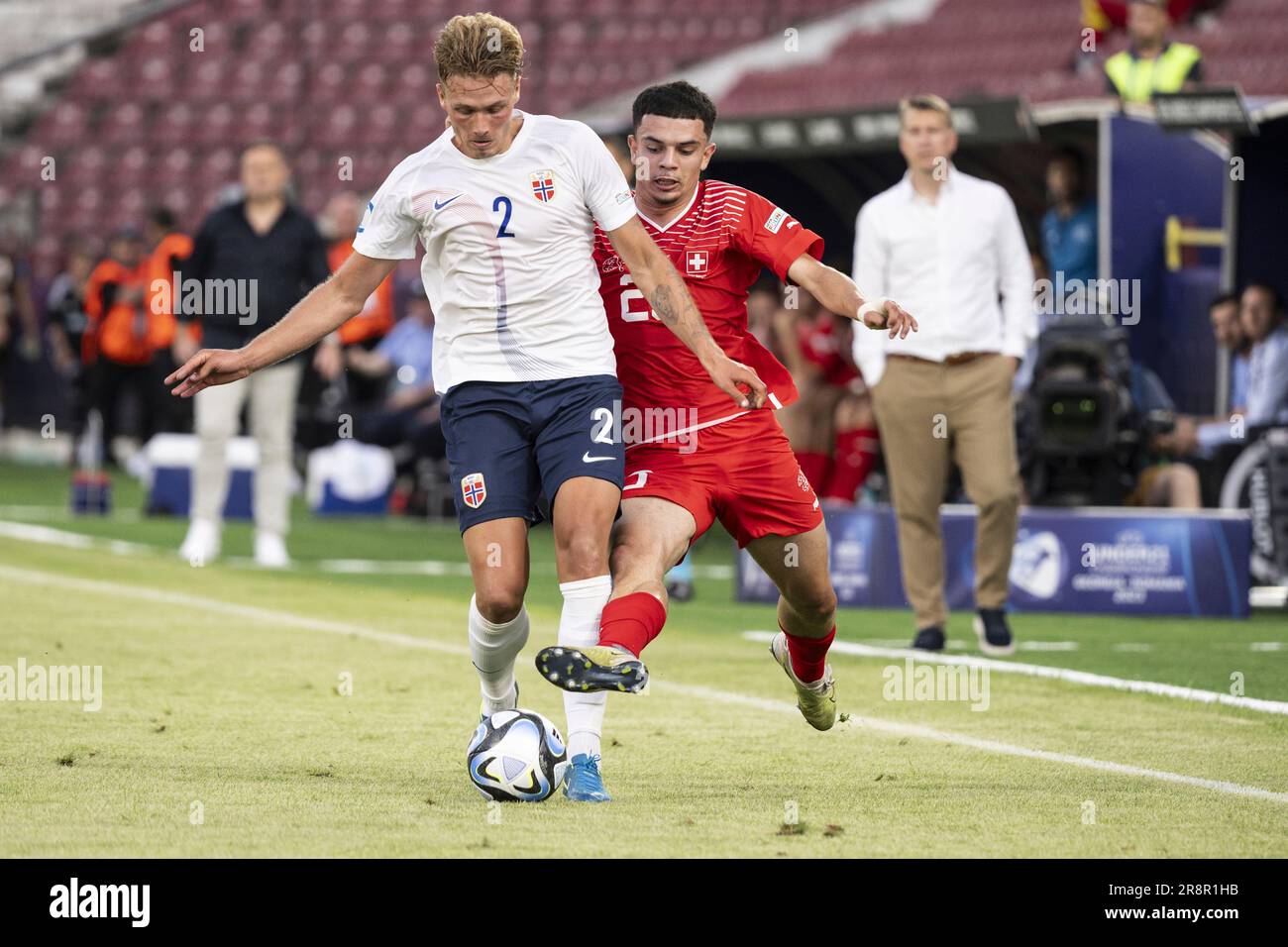 Norway's Sebastian Sebulonsen, left, and Switzerland's Zeki Amdouni, right, challenge for the ball during the Euro 2023 U21 Championship Group D soccer match between Norway and Switzerland in Cluj-Napoca, Romania, Thursday, June 22, 2023. (Georgios Kefalas/Keystone via AP) Foto Stock