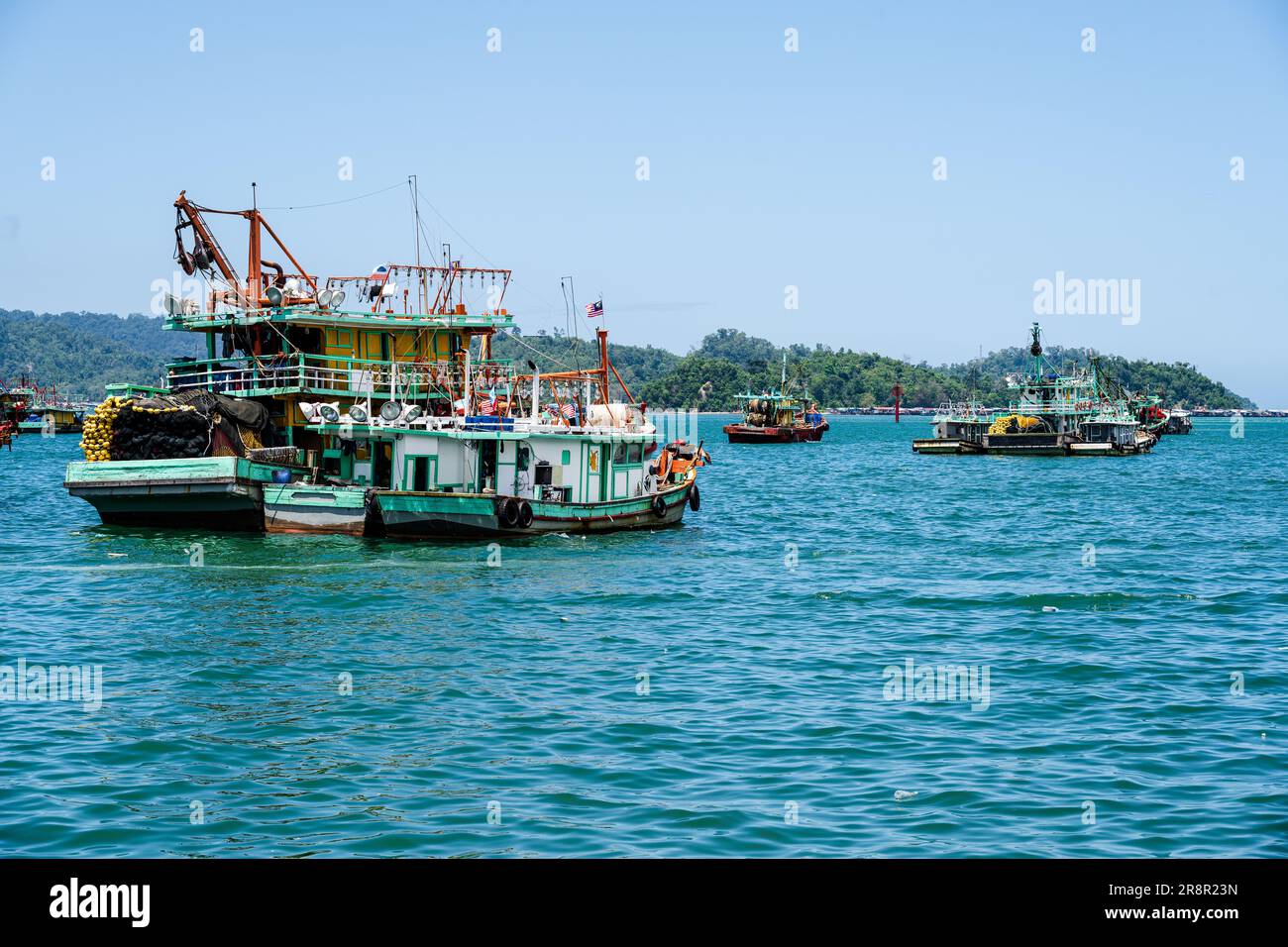 Foto delle barche ancorate nel porto di Sutera, Sabah Malesia Foto Stock