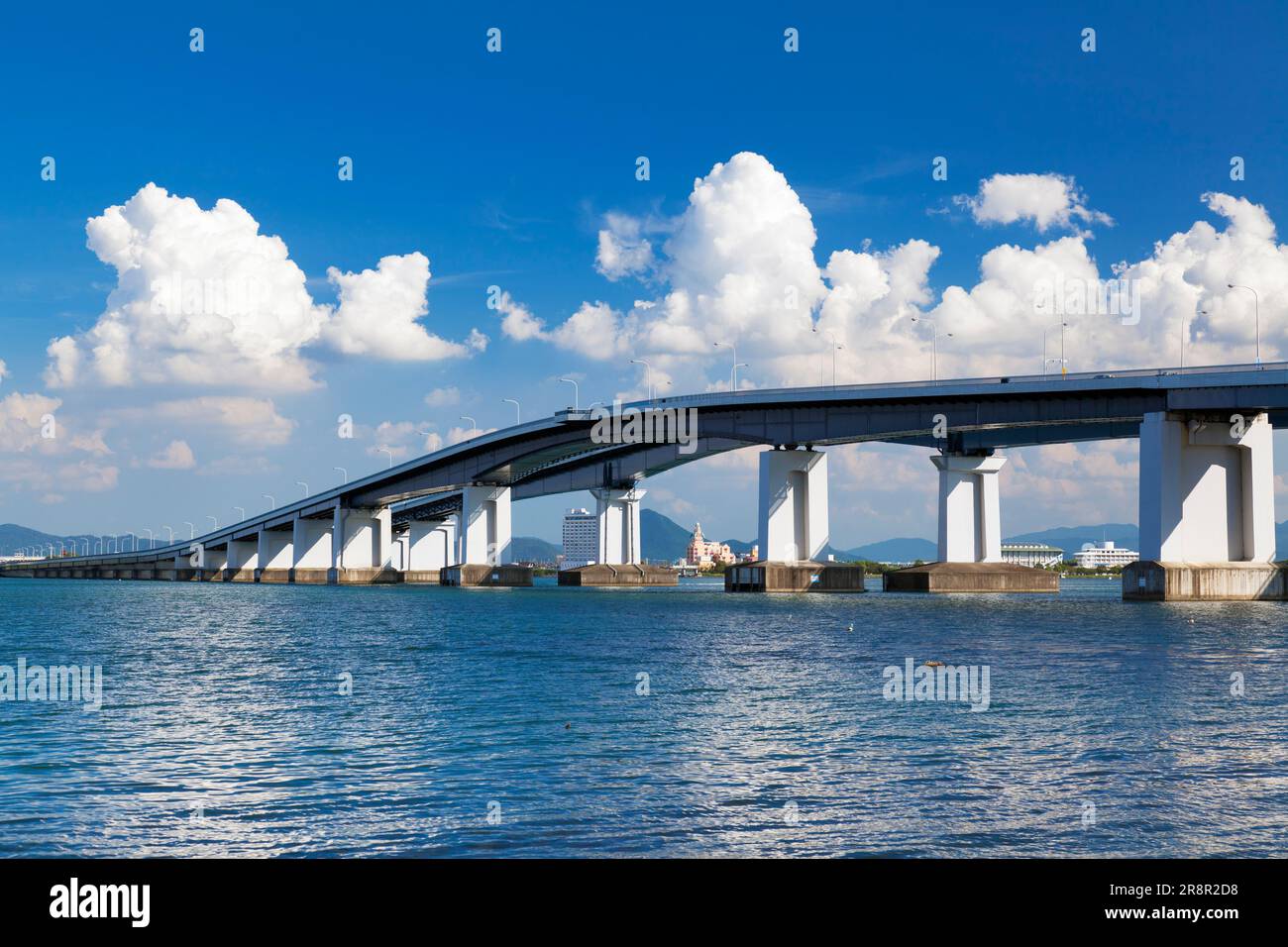 Ponte sul lago Biwa e lago Biwa Foto Stock